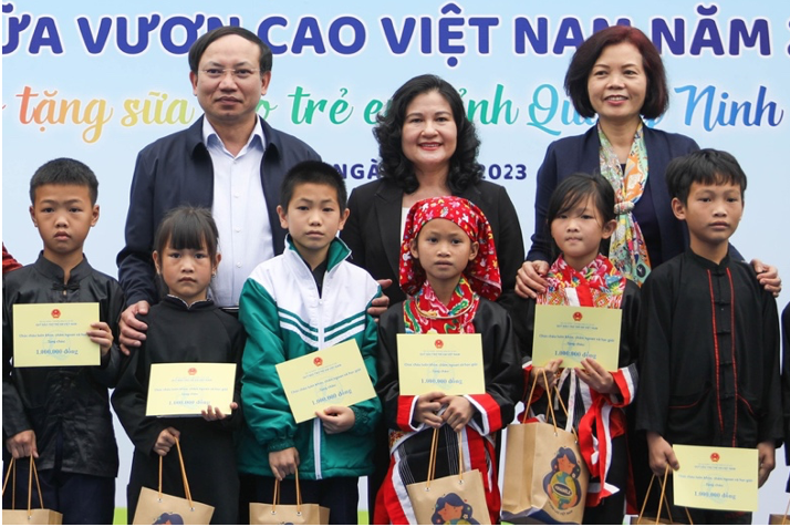 Vinamilk[-]và[-]Quỹ[-]sữa[-]Vươn[-]cao[-]Việt[-]Nam[-]khởi[-]động[-]năm[-]thứ[-]16[-]tại[-]Quảng[-]Ninh